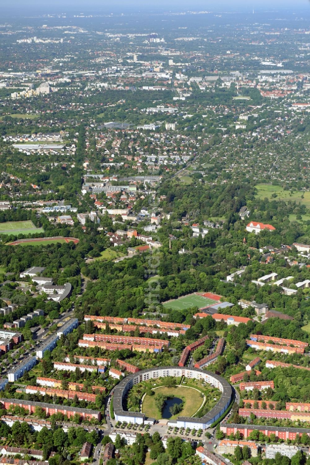 Luftaufnahme Berlin - Wohngebiet Hufeisensiedlung im Ortsteil Britz im Bezirk Neukölln in Berlin