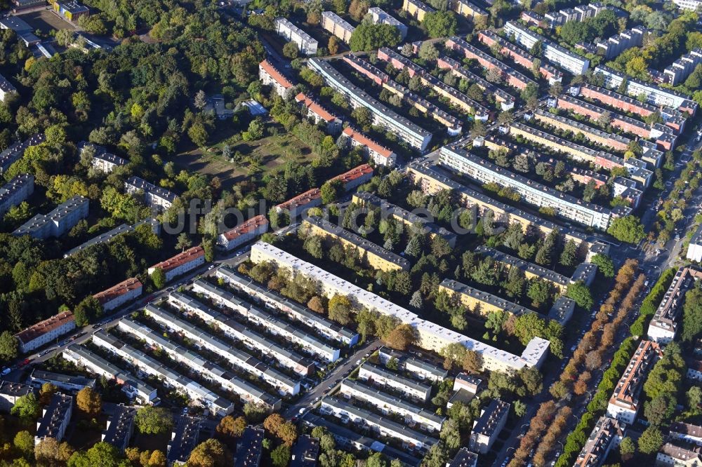 Luftbild Berlin - Wohngebiet an der Kreuzung der Parchimer Allee und Fritz-Reuter-Allee im Ortsteil Britz im Bezirk Neukölln in Berlin