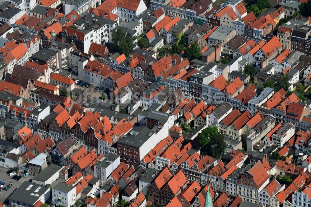 Luftaufnahme Lübeck - Wohngebiet der Mehrfamilienhaussiedlung in der Altstadt an der Wahmstraße - Hüxstraße in Lübeck im Bundesland Schleswig-Holstein, Deutschland