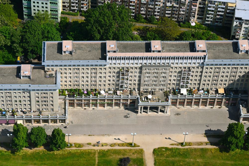 Luftbild Berlin - Wohngebiet der Mehrfamilienhaussiedlung mit Balkon- und Terassen- Fassade im Ortsteil Friedrichshain in Berlin, Deutschland