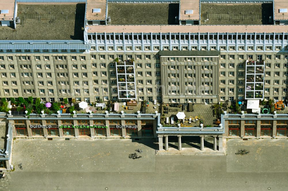 Luftaufnahme Berlin - Wohngebiet der Mehrfamilienhaussiedlung mit Balkon- und Terassen- Fassade im Ortsteil Friedrichshain in Berlin, Deutschland