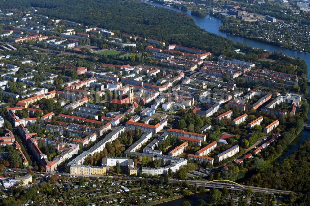 Berlin von oben - Wohngebiet der Mehrfamilienhaussiedlung Baumschulenstraße im Ortsteil Baumschulenweg in Berlin, Deutschland