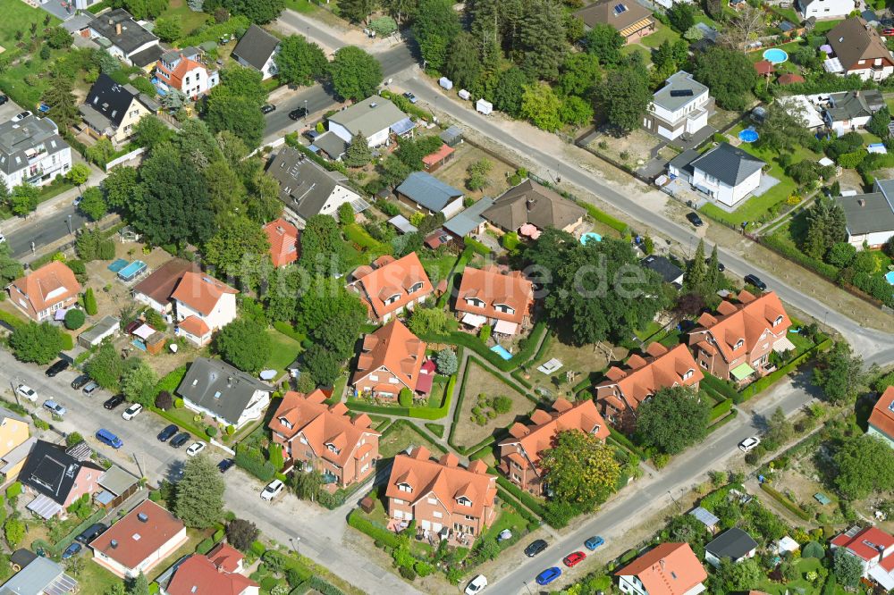 Luftaufnahme Berlin - Wohngebiet einer Mehrfamilienhaussiedlung in Berlin, Deutschland