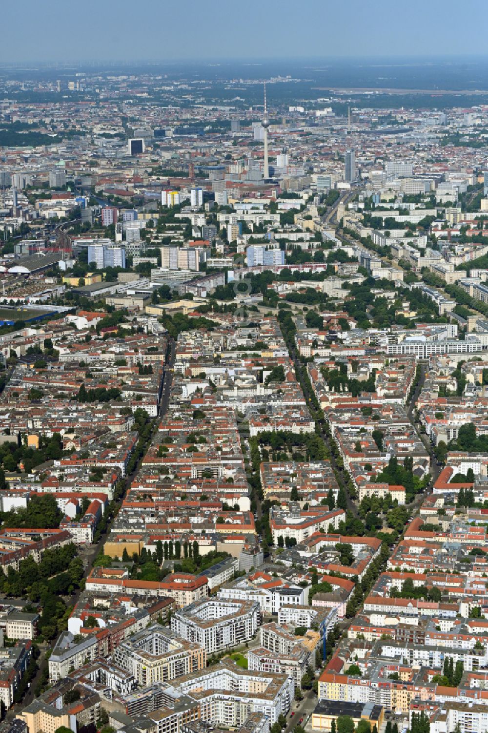 Luftaufnahme Berlin - Wohngebiet der Mehrfamilienhaussiedlung Box Seven am Freudenberg- Areal im Ortsteil Friedrichshain in Berlin, Deutschland