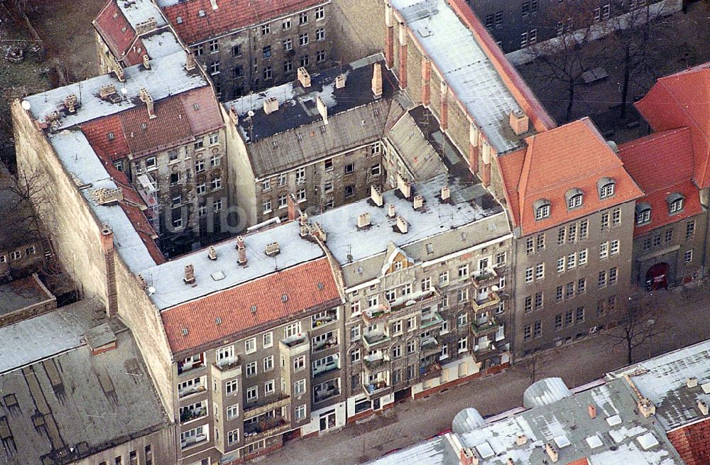 Luftaufnahme Berlin - Wohngebiet einer Mehrfamilienhaussiedlung Bötzowstraße in Berlin