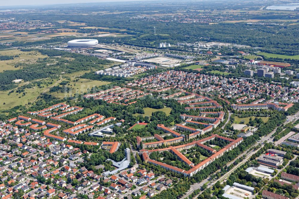 München von oben - Wohngebiet der Mehrfamilienhaussiedlung am Carl-Orff-Bogen in München Freimann im Bundesland Bayern, Deutschland
