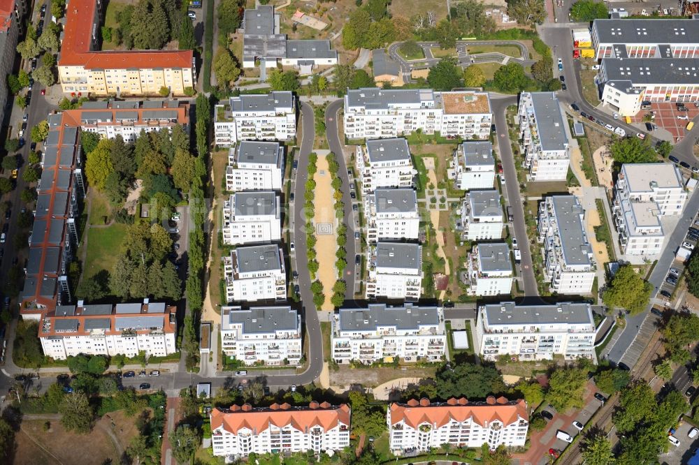 Berlin aus der Vogelperspektive: Wohngebiet der Mehrfamilienhaussiedlung Cedelia im Ortsteil Zehlendorf in Berlin, Deutschland