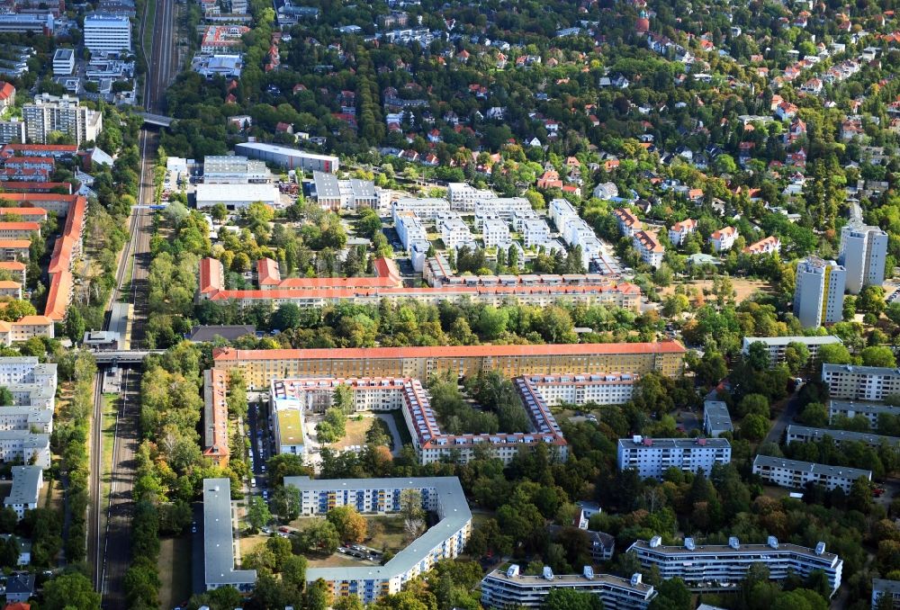 Berlin aus der Vogelperspektive: Wohngebiet der Mehrfamilienhaussiedlung Cedelia im Ortsteil Zehlendorf in Berlin, Deutschland