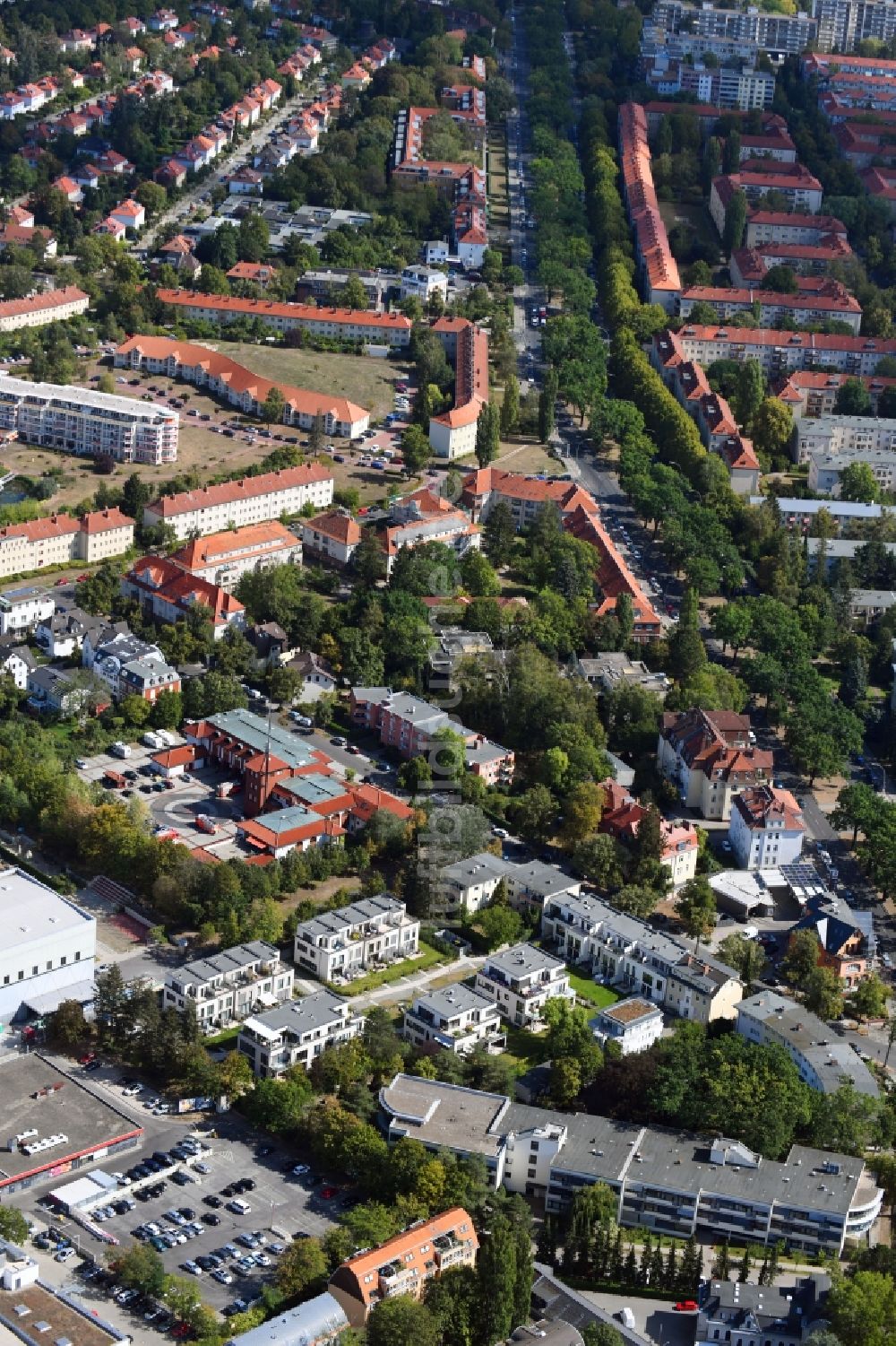 Luftaufnahme Berlin - Wohngebiet der Mehrfamilienhaussiedlung an der Charlottenburger Straße im Ortsteil Zehlendorf in Berlin, Deutschland