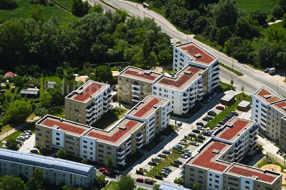 Luftaufnahme Berlin - Wohngebiet einer Mehrfamilienhaussiedlung der degewo AG in Biesdorf in Berlin