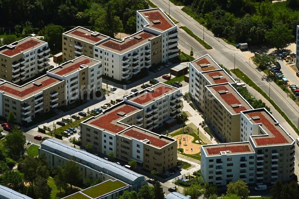 Berlin von oben - Wohngebiet einer Mehrfamilienhaussiedlung der degewo AG in Biesdorf in Berlin
