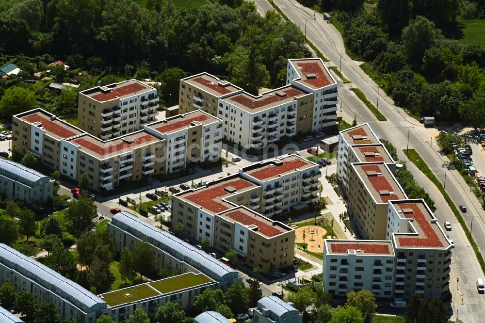 Luftbild Berlin - Wohngebiet einer Mehrfamilienhaussiedlung der degewo AG in Biesdorf in Berlin