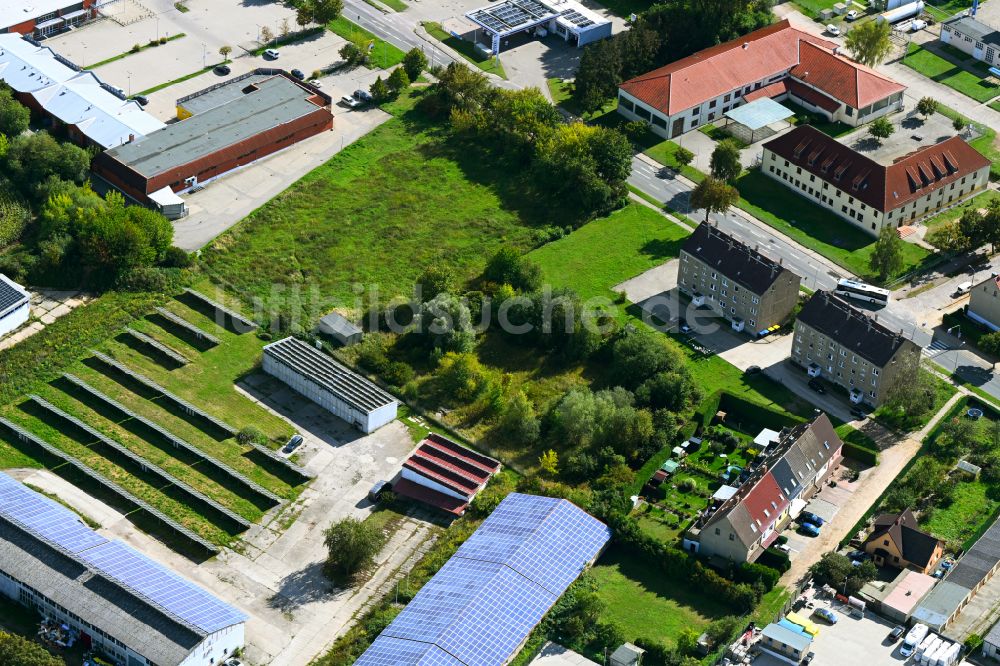 Demmin von oben - Wohngebiet der Mehrfamilienhaussiedlung in Demmin im Bundesland Mecklenburg-Vorpommern, Deutschland