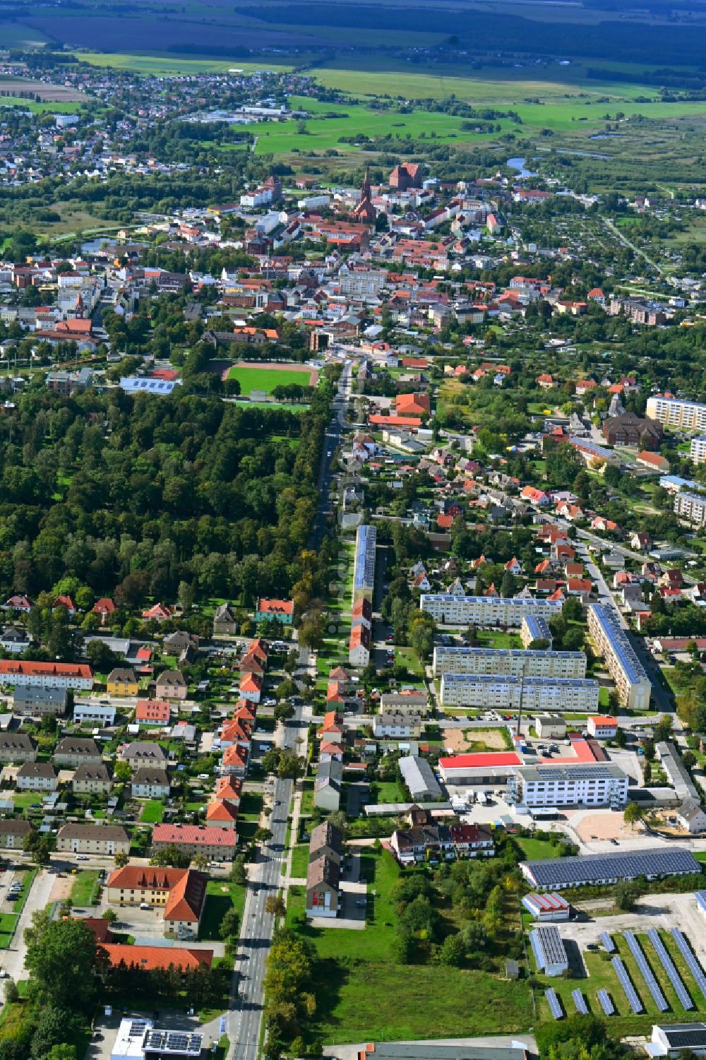 Demmin aus der Vogelperspektive: Wohngebiet der Mehrfamilienhaussiedlung in Demmin im Bundesland Mecklenburg-Vorpommern, Deutschland