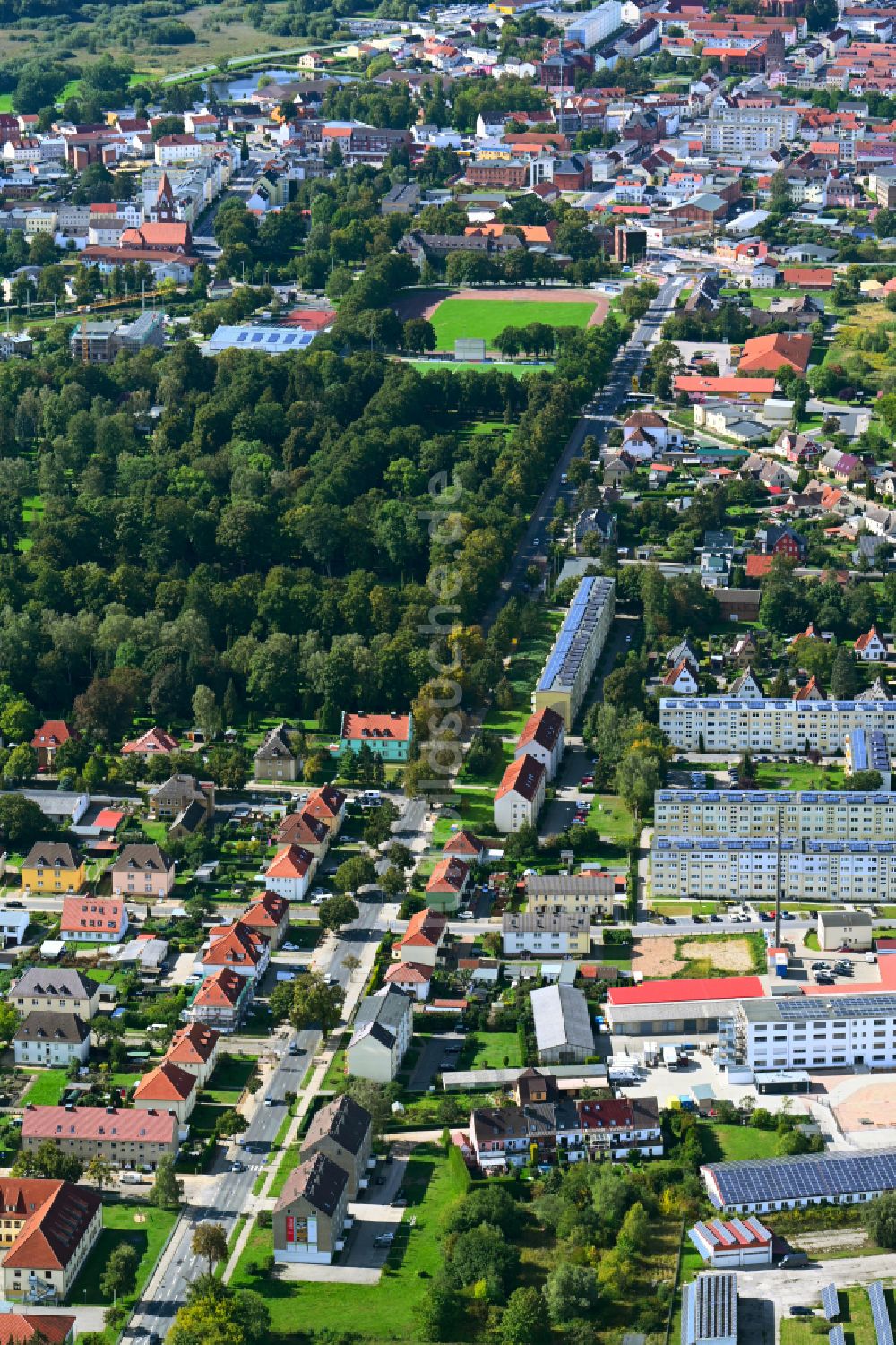 Luftbild Demmin - Wohngebiet der Mehrfamilienhaussiedlung in Demmin im Bundesland Mecklenburg-Vorpommern, Deutschland