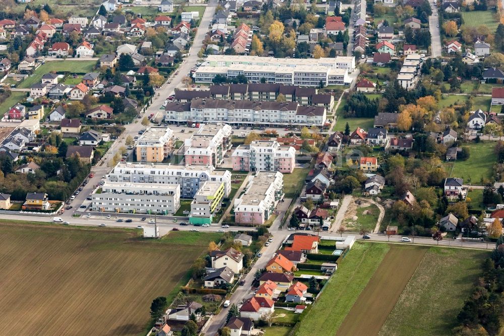 Deutsch-Wagram von oben - Wohngebiet einer Mehrfamilienhaussiedlung in Deutsch-Wagram in Niederösterreich, Österreich