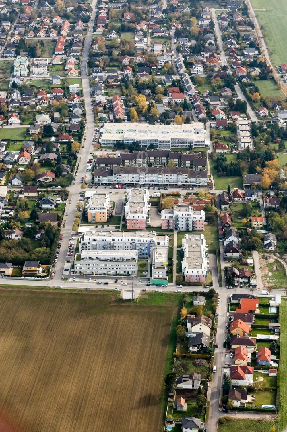 Luftbild Deutsch-Wagram - Wohngebiet einer Mehrfamilienhaussiedlung in Deutsch-Wagram in Niederösterreich, Österreich
