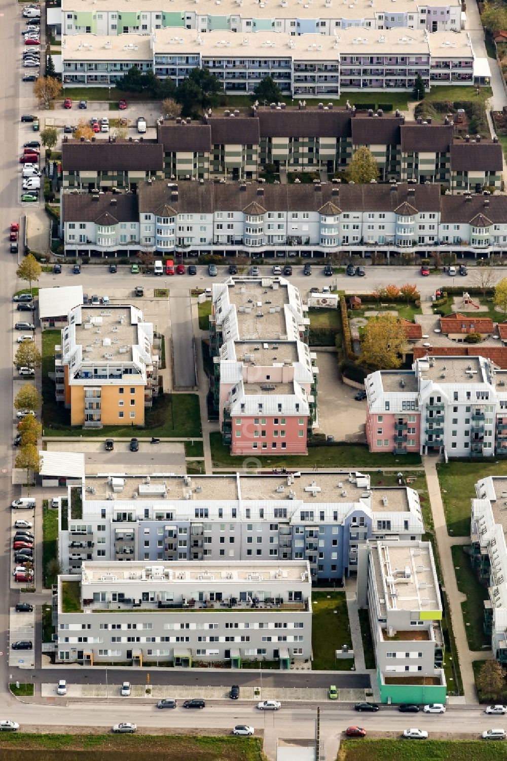 Luftaufnahme Deutsch-Wagram - Wohngebiet einer Mehrfamilienhaussiedlung in Deutsch-Wagram in Niederösterreich, Österreich
