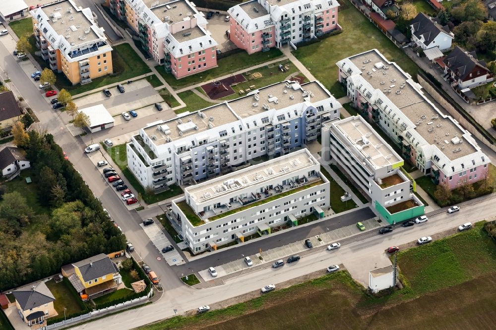 Deutsch-Wagram aus der Vogelperspektive: Wohngebiet einer Mehrfamilienhaussiedlung in Deutsch-Wagram in Niederösterreich, Österreich