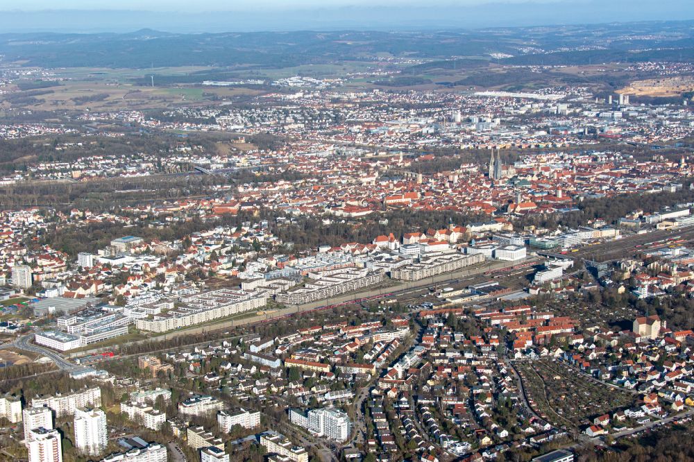 Luftaufnahme Regensburg - Wohngebiet einer Mehrfamilienhaussiedlung Das DÖRNBERG in Regensburg im Bundesland Bayern, Deutschland