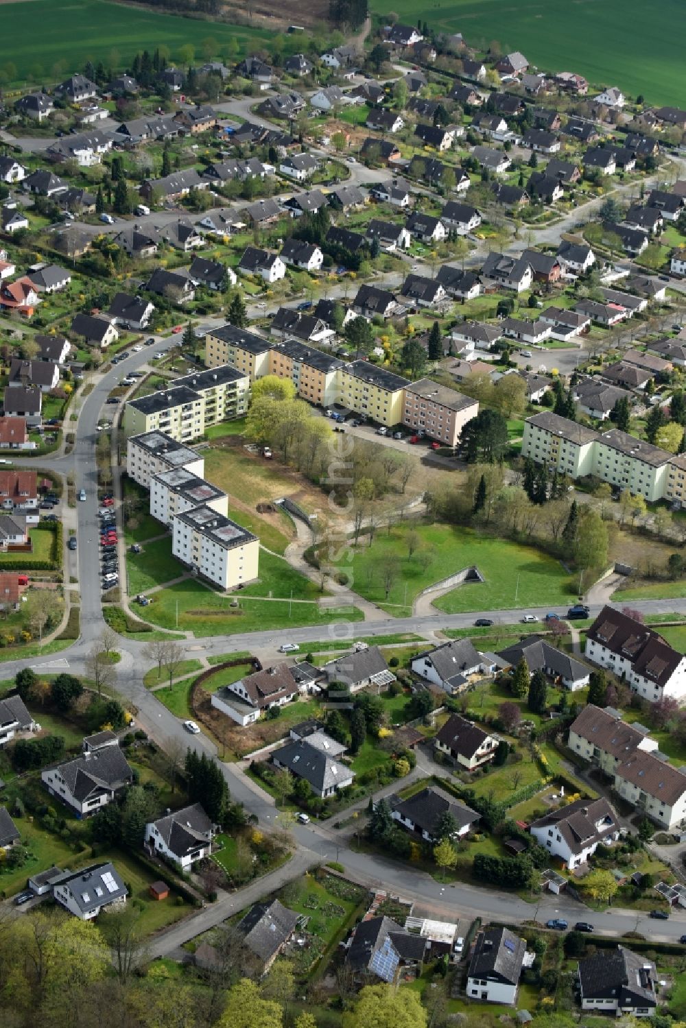 Luftaufnahme Einbeck - Wohngebiet einer Mehrfamilienhaussiedlung in Einbeck im Bundesland Niedersachsen