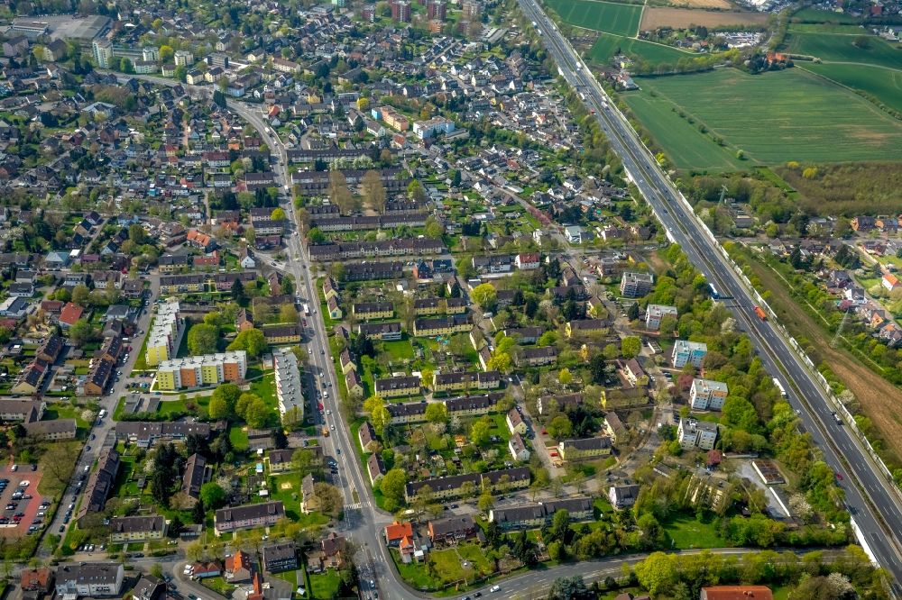 Kamen von oben - Wohngebiet der Mehrfamilienhaussiedlung entlang der Bogenstraße - Nordring in Kamen im Bundesland Nordrhein-Westfalen, Deutschland