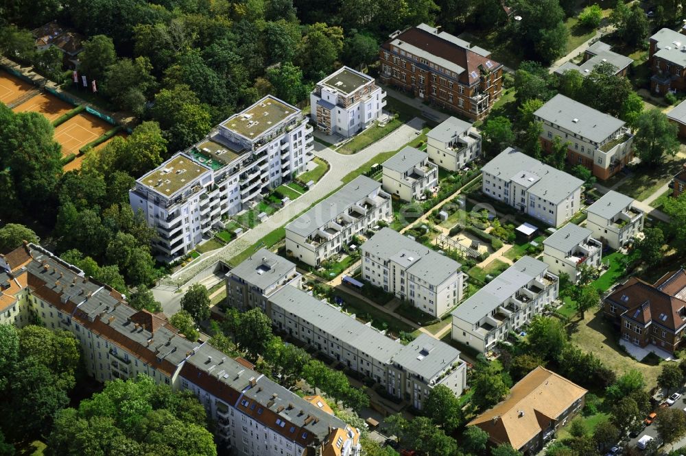 Luftaufnahme Berlin - Wohngebiet der Mehrfamilienhaussiedlung entlang der Hannemannstraße - Riesestraße im Ortsteil Britz in Berlin, Deutschland