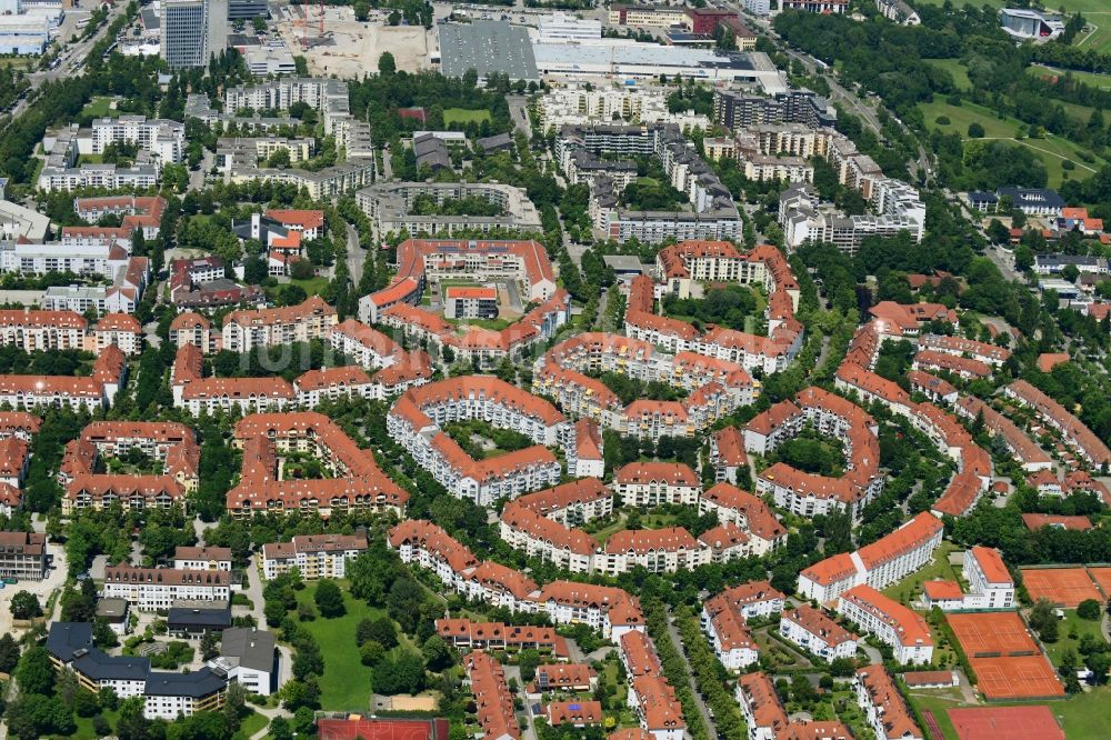 Luftbild Augsburg - Wohngebiet der Mehrfamilienhaussiedlung entlang der Josef-Priller-Straße - Professor-Messerschmitt-Straße in Augsburg im Bundesland Bayern, Deutschland