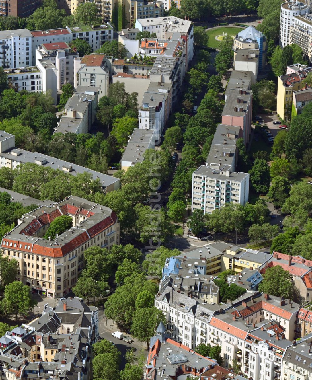 Berlin von oben - Wohngebiet der Mehrfamilienhaussiedlung entlang der Motzstraße mündend auf den Prager Platz in Berlin, Deutschland