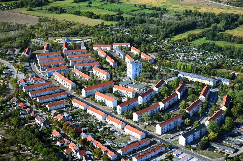 Wolfen aus der Vogelperspektive: Wohngebiet der Mehrfamilienhaussiedlung entlang der Reudener Straße in Wolfen im Bundesland Sachsen-Anhalt, Deutschland
