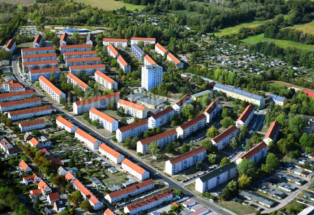 Wolfen von oben - Wohngebiet der Mehrfamilienhaussiedlung entlang der Reudener Straße in Wolfen im Bundesland Sachsen-Anhalt, Deutschland