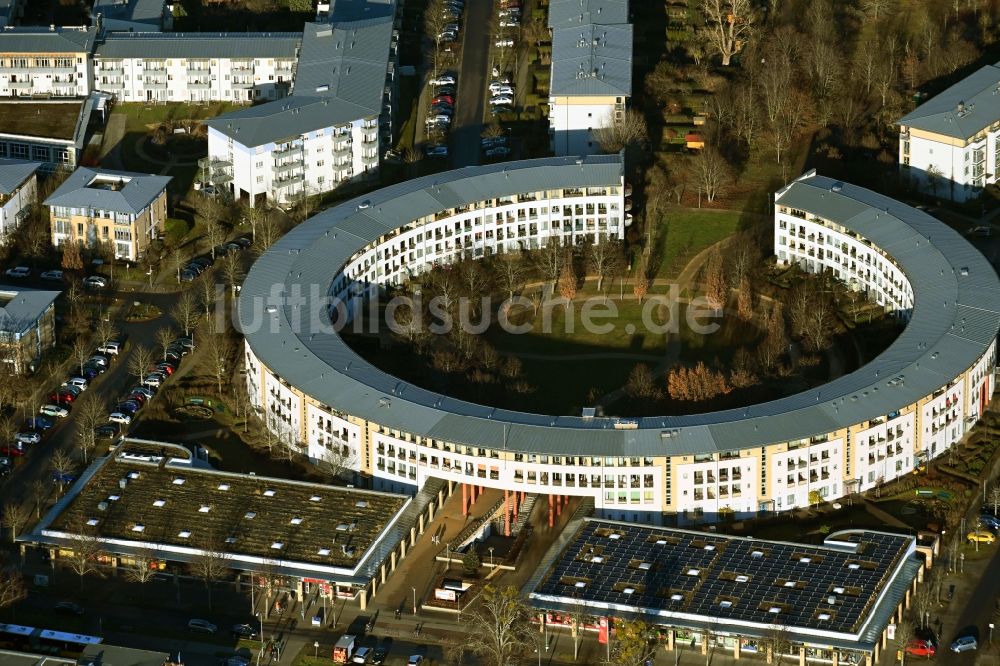 Luftaufnahme Falkensee - Wohngebiet einer Mehrfamilienhaussiedlung in Falkensee im Bundesland Brandenburg, Deutschland