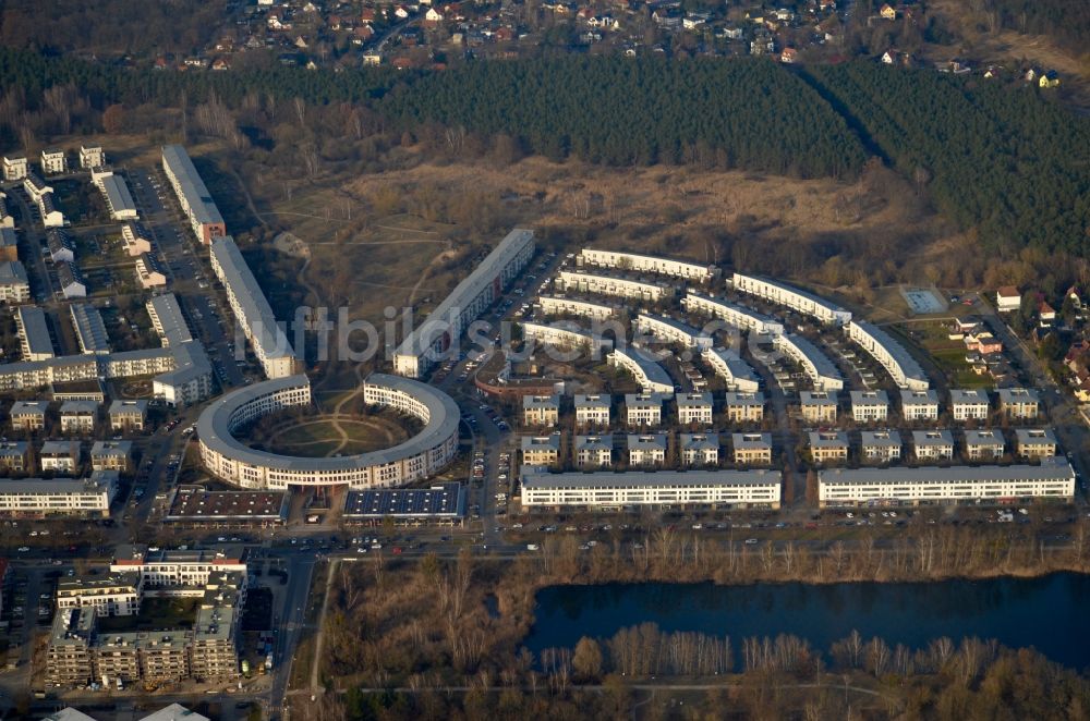 Falkensee von oben - Wohngebiet einer Mehrfamilienhaussiedlung in Falkensee im Bundesland Brandenburg, Deutschland