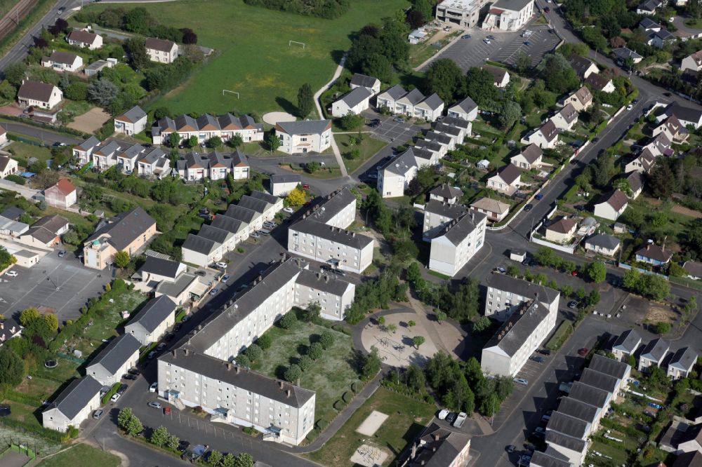 Luftbild Gien - Wohngebiet einer Mehrfamilienhaussiedlung in Gien in Centre-Val de Loire, Frankreich