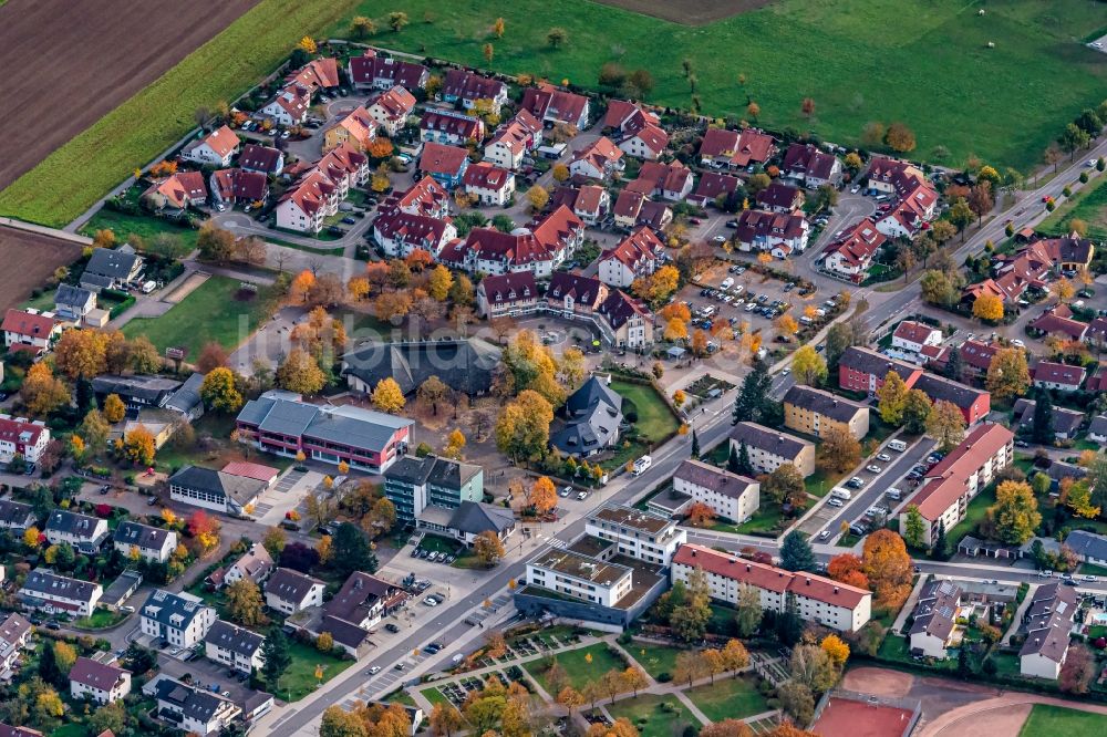 Stegen von oben - Wohngebiet der Mehrfamilienhaussiedlung mit Grund und Hauptschule in Stegen im Bundesland Baden-Württemberg, Deutschland