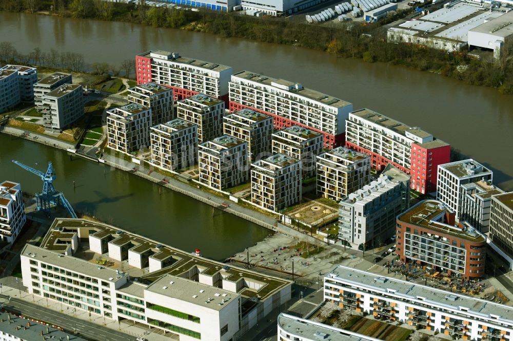 Offenbach am Main von oben - Wohngebiet der Mehrfamilienhaussiedlung auf der Hafeninsel des Main in Offenbach am Main im Bundesland Hessen, Deutschland