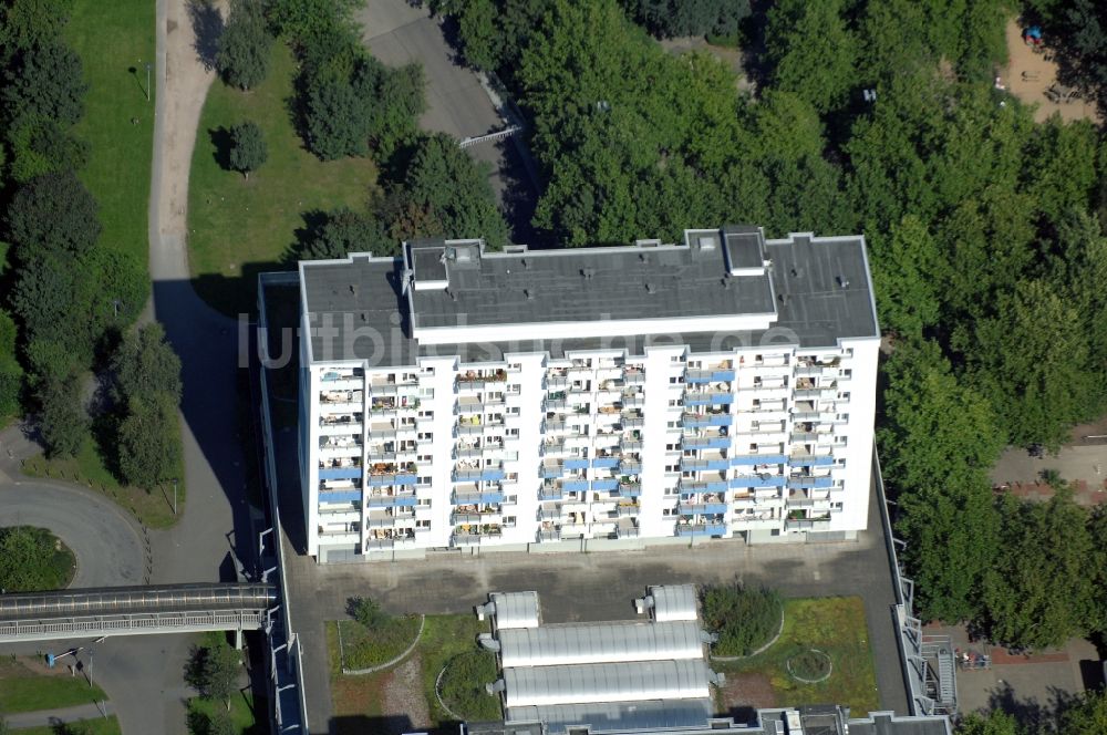 Luftaufnahme Norderstedt - Wohngebiet einer Mehrfamilienhaussiedlung am Herold Center in Norderstedt im Bundesland Schleswig-Holstein, Deutschland