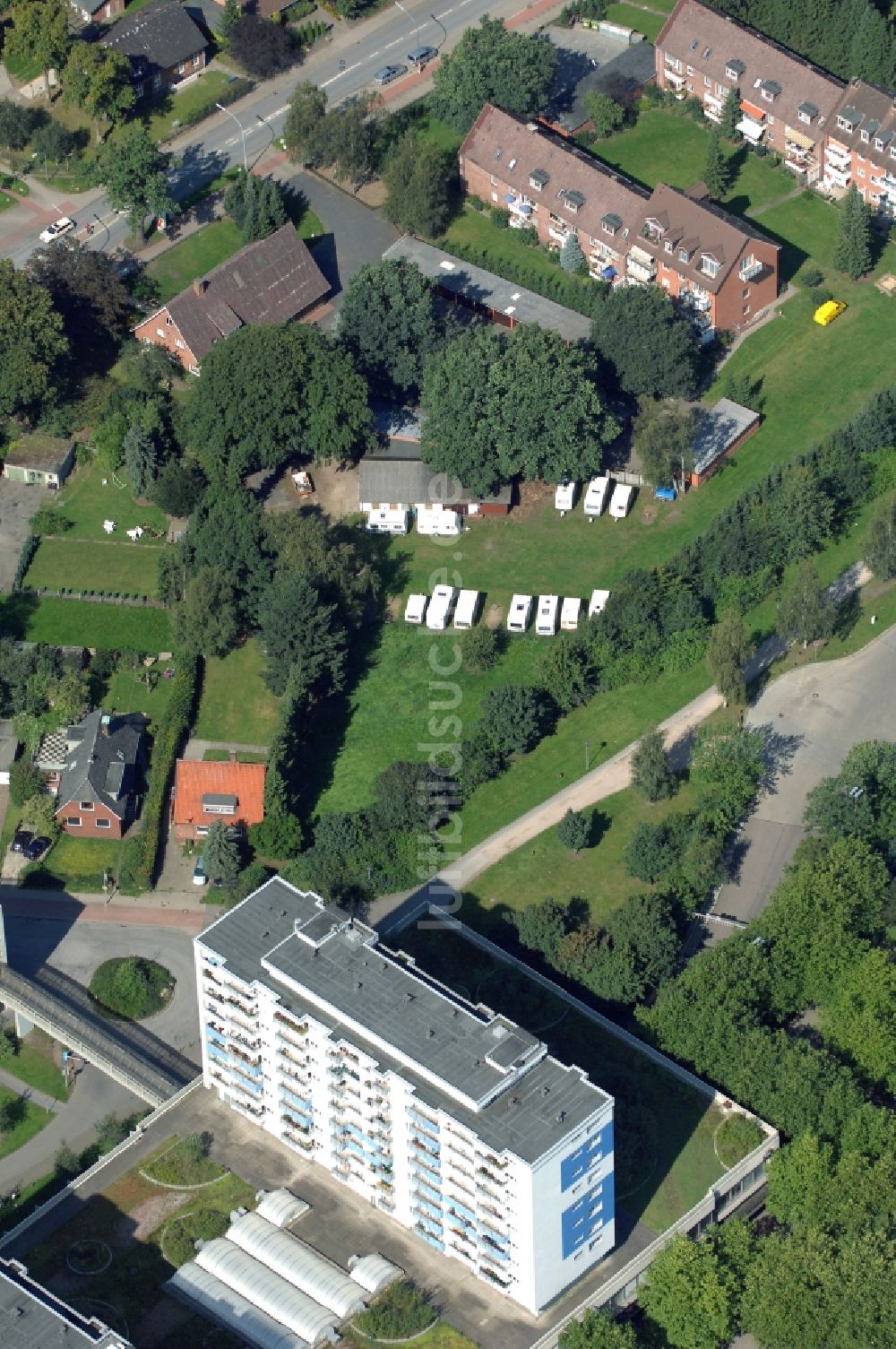 Norderstedt von oben - Wohngebiet einer Mehrfamilienhaussiedlung am Herold Center in Norderstedt im Bundesland Schleswig-Holstein, Deutschland