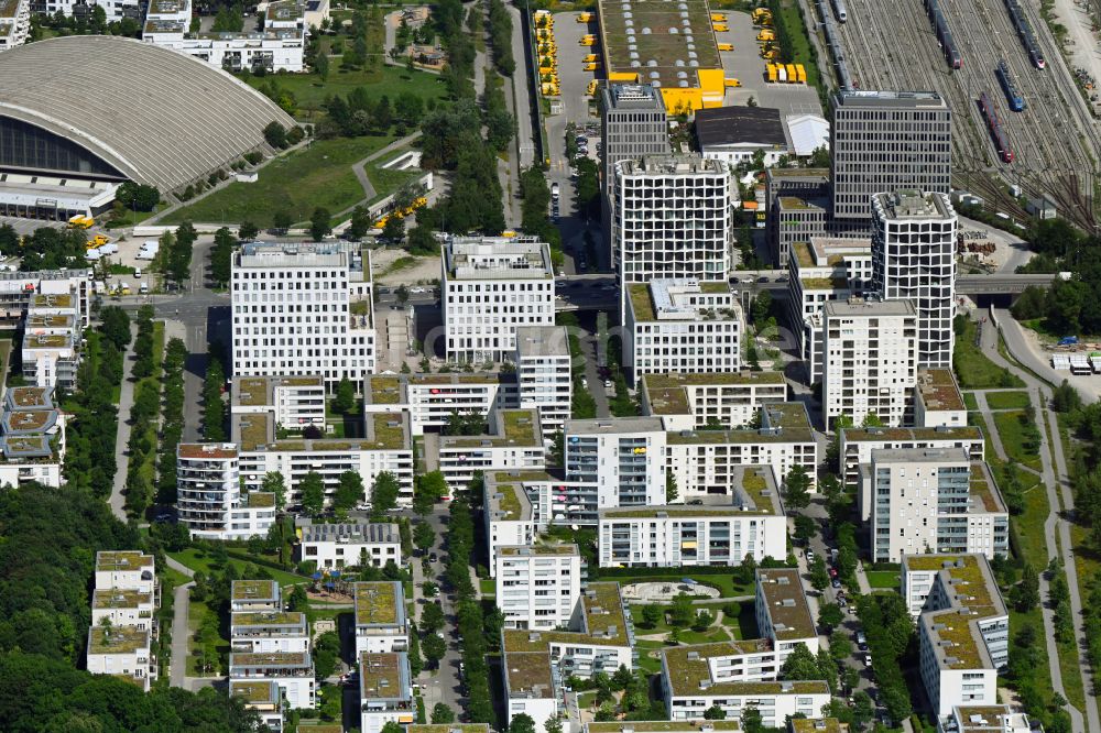 Luftaufnahme München - Wohngebiet der Mehrfamilienhaussiedlung Hirschgarten Forum an der Friedenheimer Brücke in München im Bundesland Bayern, Deutschland