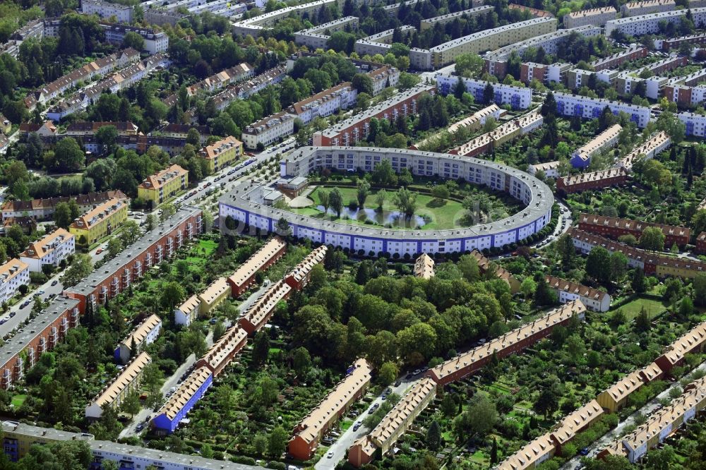 Berlin aus der Vogelperspektive: Wohngebiet der Mehrfamilienhaussiedlung Hufeisensiedlung in Berlin, Deutschland