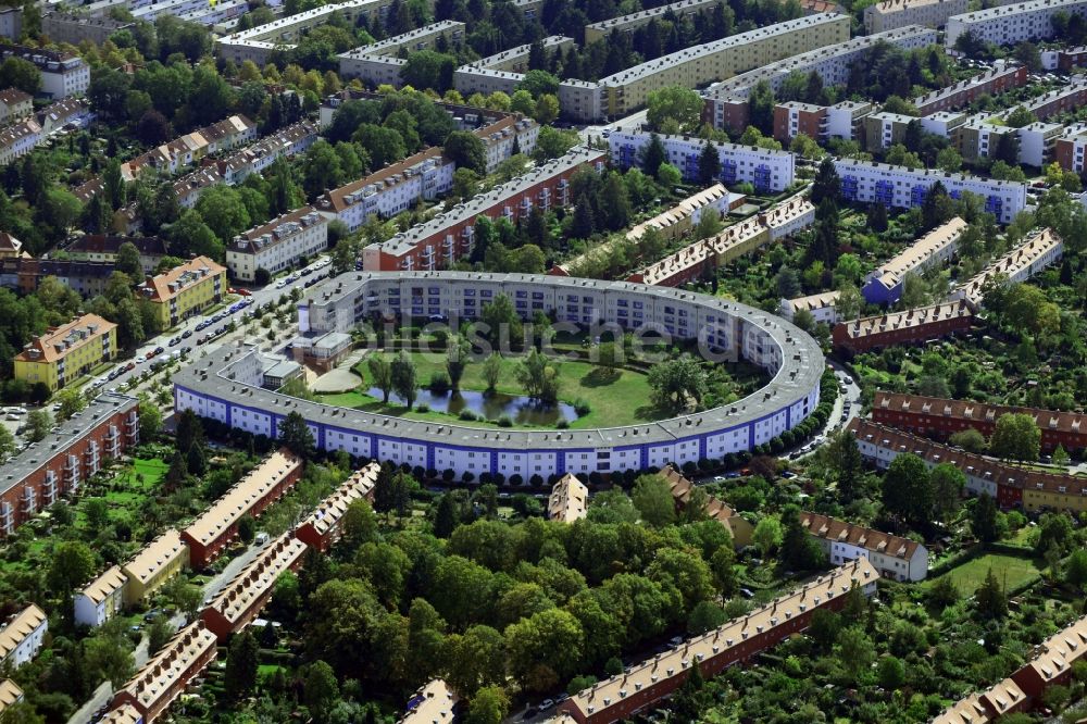 Luftbild Berlin - Wohngebiet der Mehrfamilienhaussiedlung Hufeisensiedlung in Berlin, Deutschland