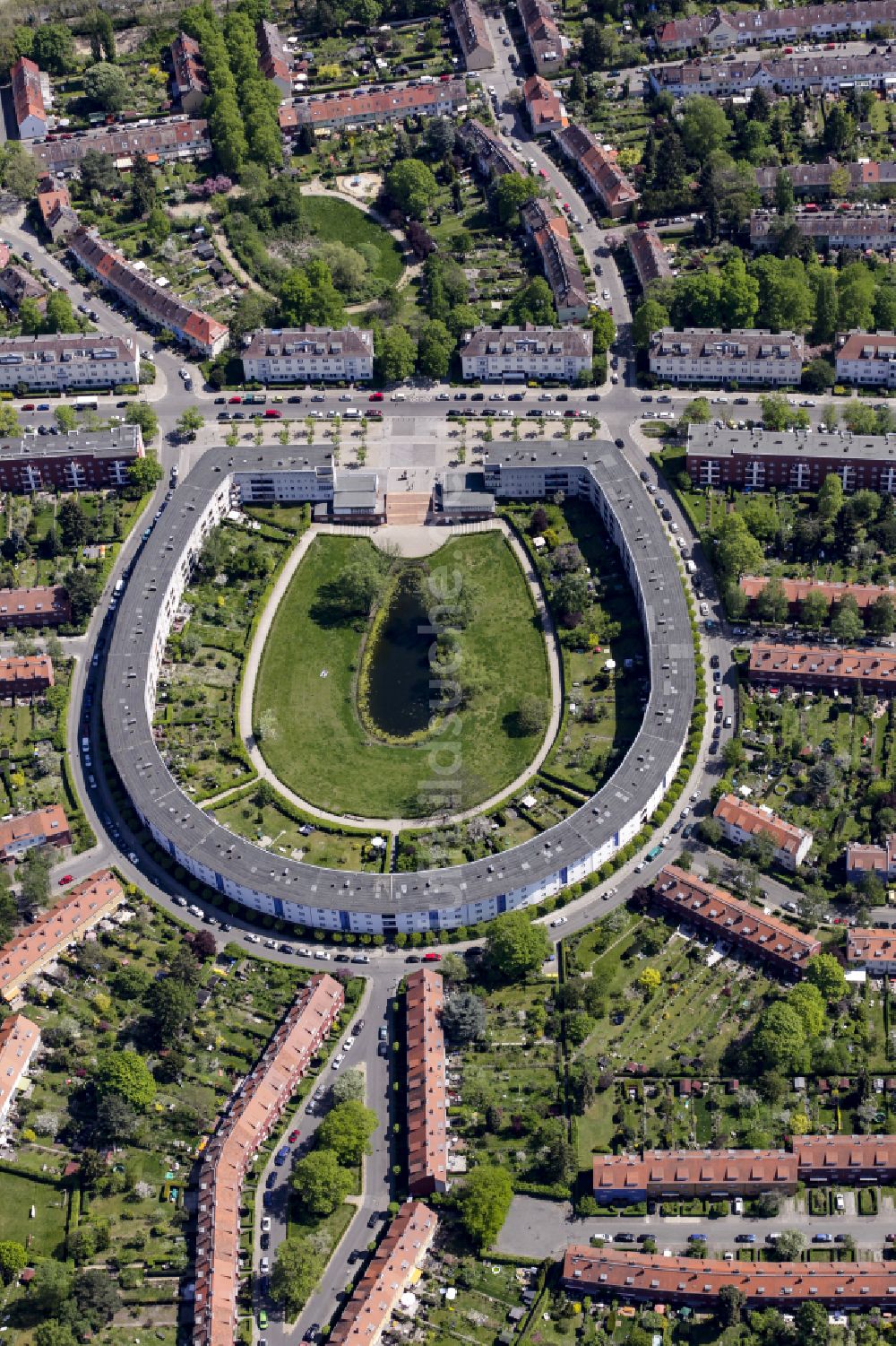 Luftbild Berlin - Wohngebiet der Mehrfamilienhaussiedlung Hufeisensiedlung im Ortsteil Britz in Berlin, Deutschland