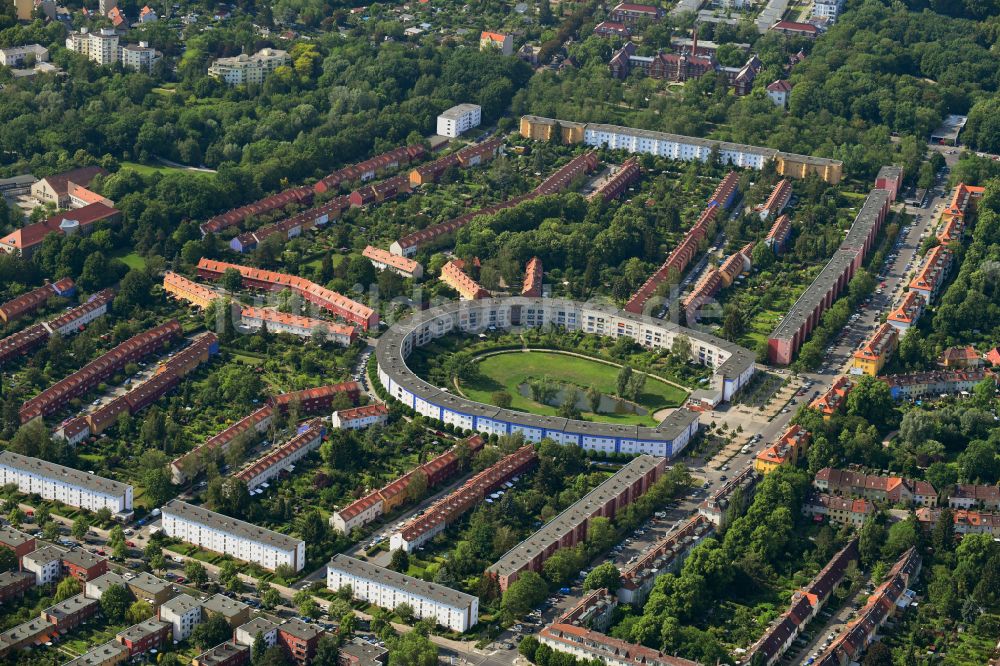 Berlin von oben - Wohngebiet der Mehrfamilienhaussiedlung Hufeisensiedlung im Ortsteil Britz in Berlin, Deutschland