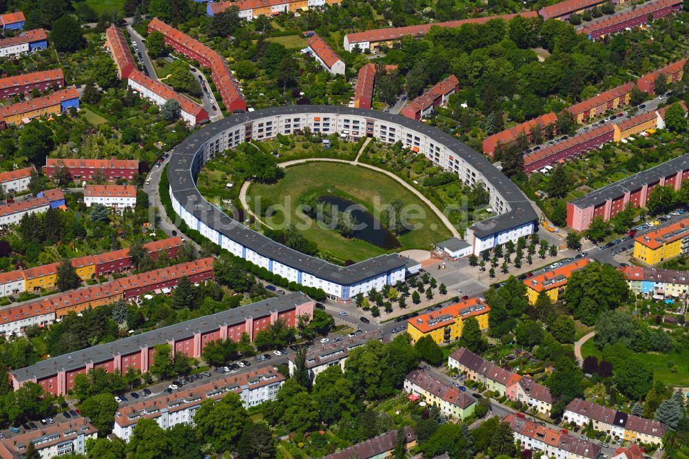 Luftbild Berlin - Wohngebiet der Mehrfamilienhaussiedlung Hufeisensiedlung im Ortsteil Britz in Berlin, Deutschland