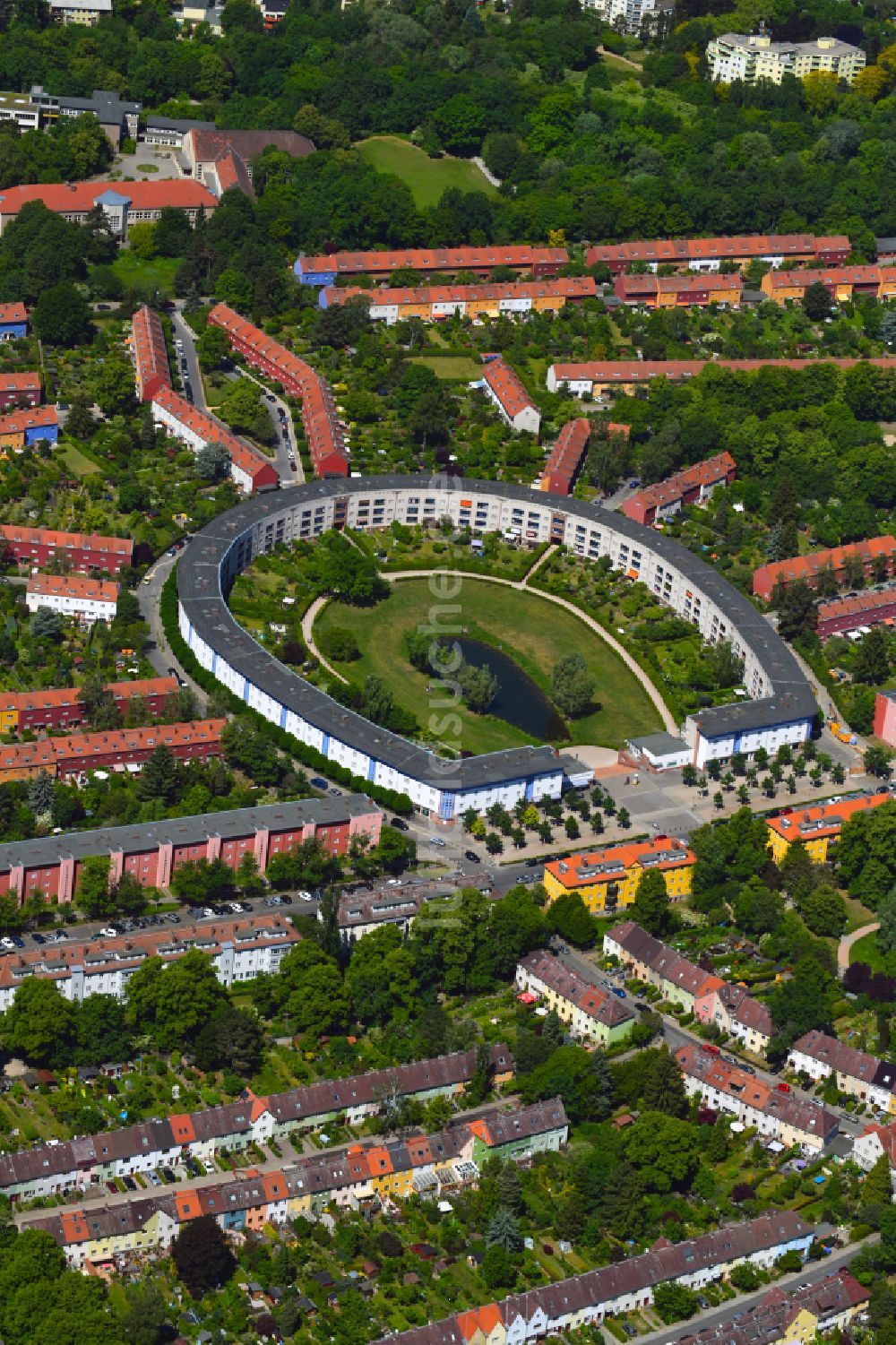 Luftaufnahme Berlin - Wohngebiet der Mehrfamilienhaussiedlung Hufeisensiedlung im Ortsteil Britz in Berlin, Deutschland