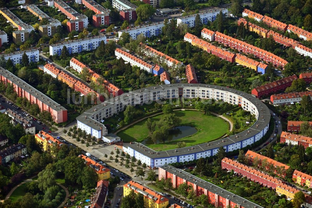 Berlin von oben - Wohngebiet der Mehrfamilienhaussiedlung Hufeisensiedlung im Ortsteil Britz in Berlin, Deutschland