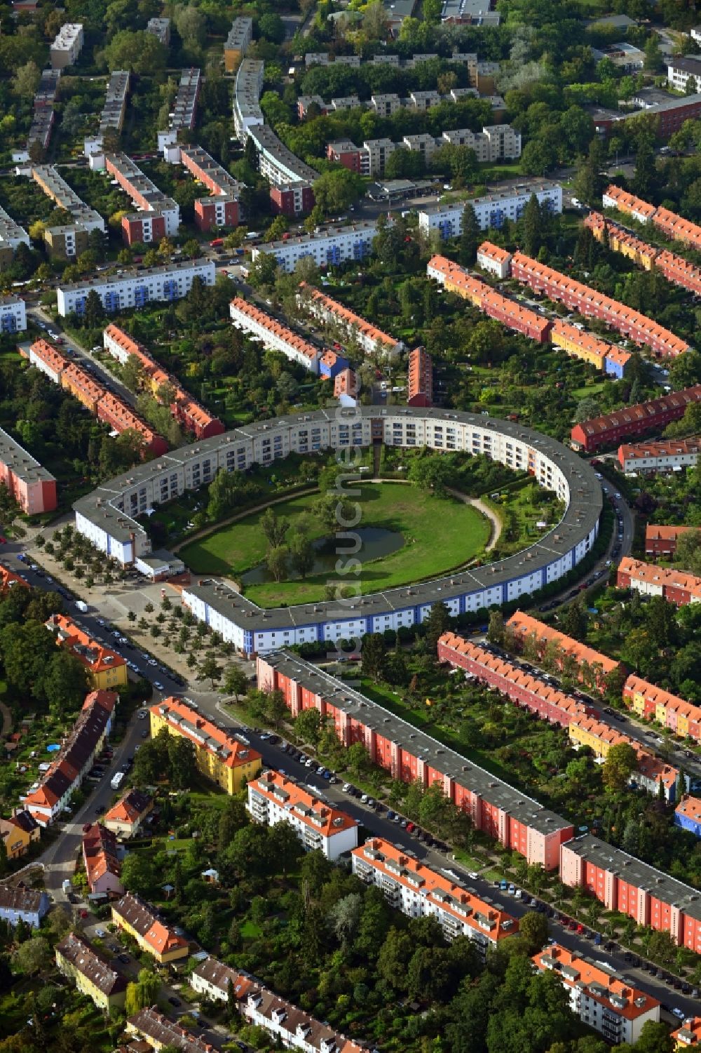 Berlin aus der Vogelperspektive: Wohngebiet der Mehrfamilienhaussiedlung Hufeisensiedlung im Ortsteil Britz in Berlin, Deutschland