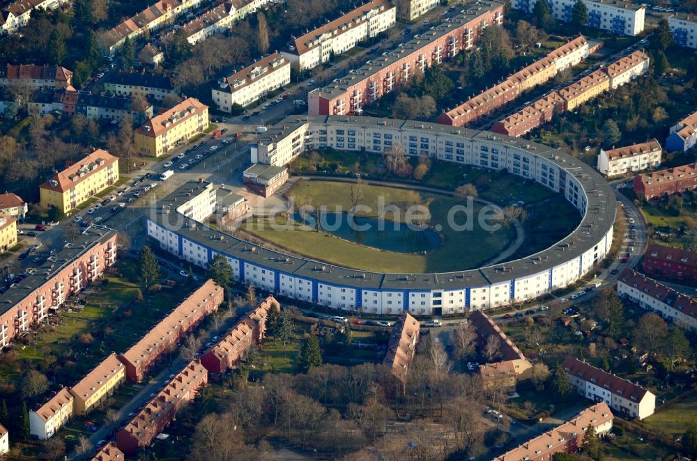 Luftaufnahme Berlin - Wohngebiet der Mehrfamilienhaussiedlung Hufeisensiedlung im Ortsteil Britz in Berlin, Deutschland