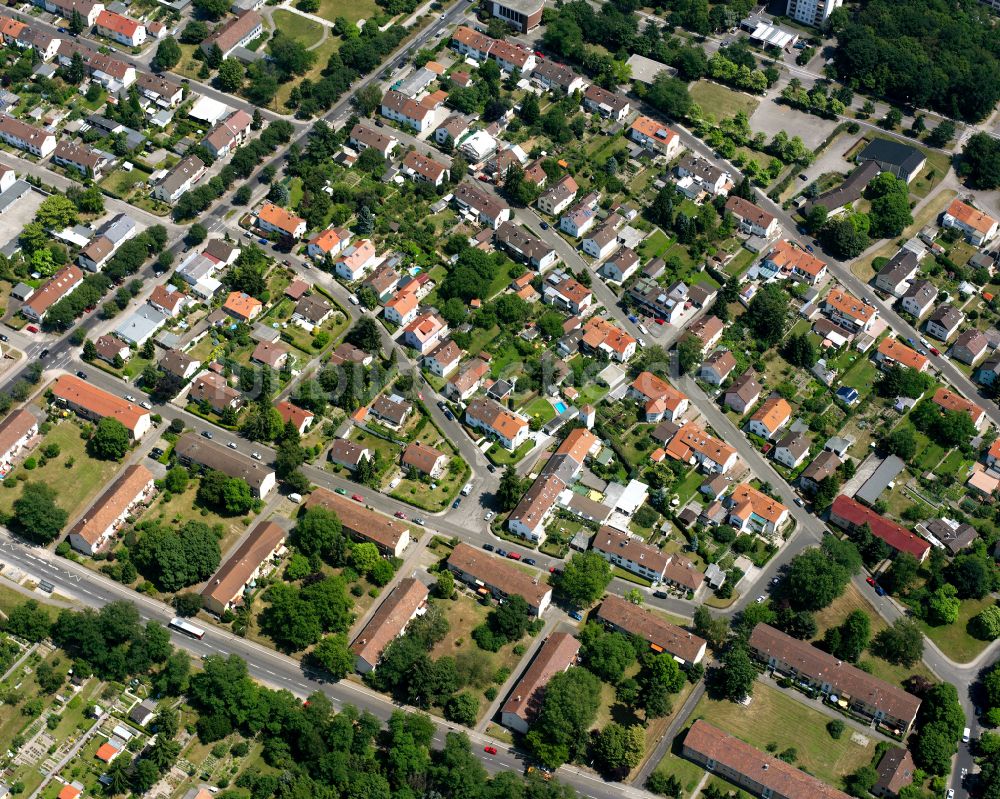 Karlsruhe aus der Vogelperspektive: Wohngebiet der Mehrfamilienhaussiedlung in Karlsruhe im Bundesland Baden-Württemberg, Deutschland