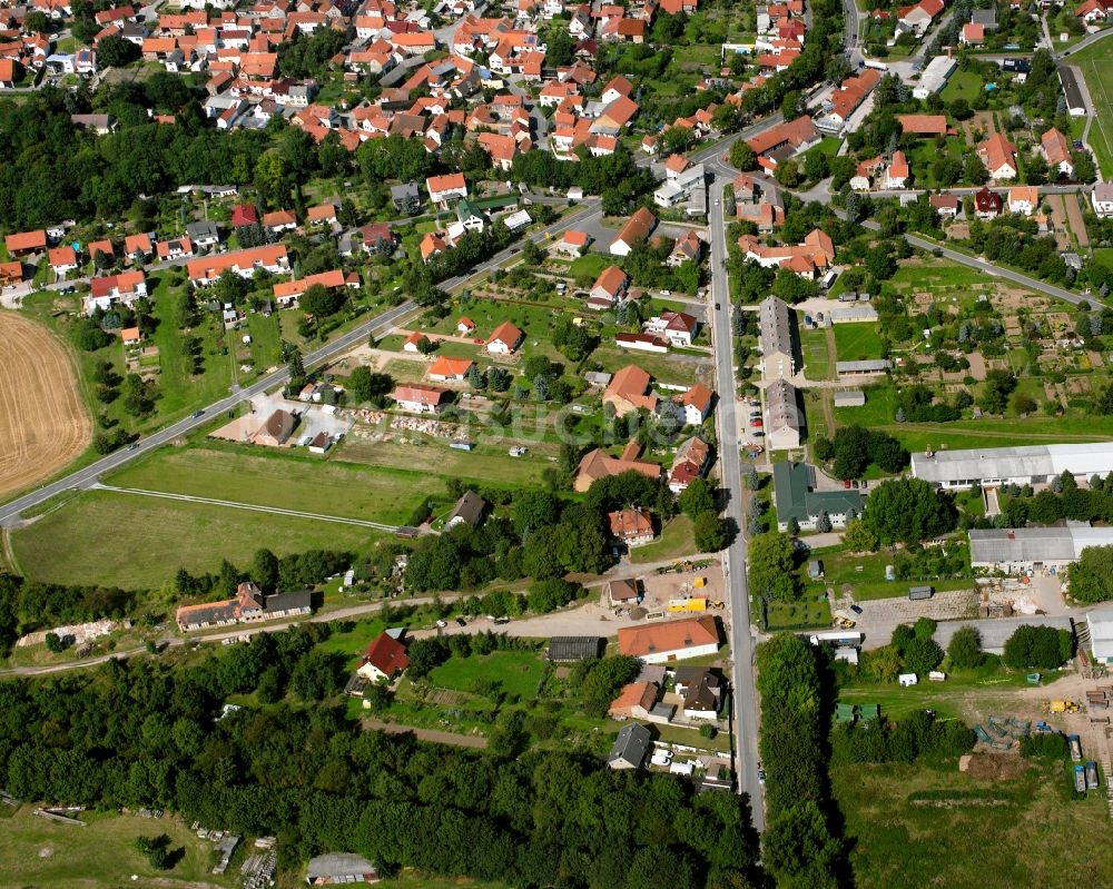 Kirchheilingen von oben - Wohngebiet der Mehrfamilienhaussiedlung in Kirchheilingen im Bundesland Thüringen, Deutschland
